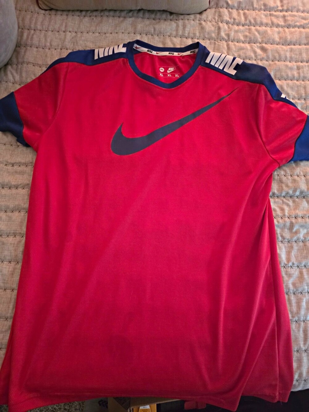 Nike Men's XL Red/Blue Mesh Breathable Logo Crew Neck Short Sleeve T-Shirt